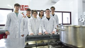 Los alumnos del ciclo de Direcci�n de cocina de Centro Integrado de Formaci�n Profesional Carlos Oroza, en una de las clases