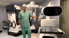 Manuel Ruibal, en Povisa, con el nuevo Da Vinci