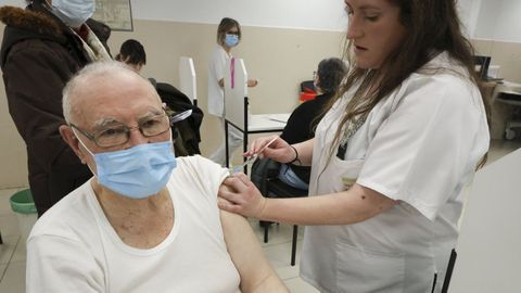 Una sanitaria administra la vacuna a un vecino del �rea de Ferrol, el pasado s�bado en el Marcide