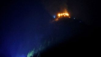 El humo y las llamas envuelven el Kehlsteinhaus, conocido como el �Nido del �guila� de Hitler, en Berchtesgaden