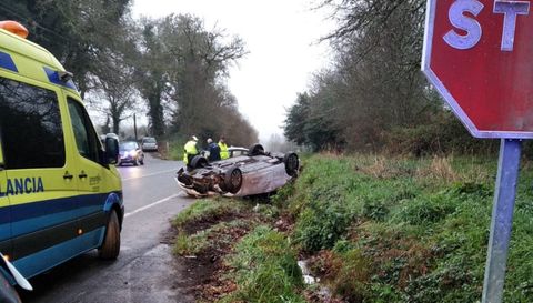 Uno de los coches qued volcado en la AC-231, en Sobrado.