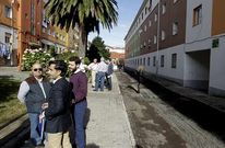El alcalde, Rey Varela junto al concejal de Servizos, Borja Carro, ayer en el barrio. 