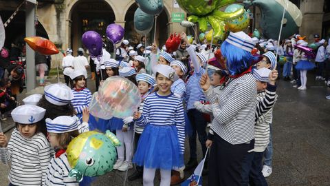 Disfrazados de marineritos en la plaza Mayor