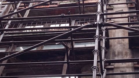 Parte de la fachada de un edificio vac�o en la calle del Buen Suceso