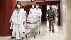 Cinco sanitarios del servicio de farmacia y un vigilante de seguridad escoltan la primera partida de vacunas de AstraZeneca llegada al Hospital Cl�nico Universitario de Zaragoza