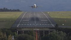 Un avin despegando del aeropuerto Rosala de Castro-Lavacolla, en Santiago