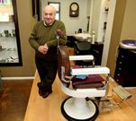 Antonio visita cada d�a la barber�a que su hijo ha convertido en un museo del oficio.