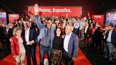 El secretario general del PSOE y presidente del Gobierno en funciones, Pedro S�nchez (c) en un acto de precampa�a junto con el presidente del Principado, Adri�n Barb�n (2i), la vicesecretaria general del partido, Adriana Lastra (2d) y la ministra de Sanidad en funciones Maria Luisa Carcedo (i) en el polideportivo Corredoria Arena de Oviedo.