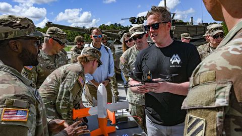 Trump apodaba a Dan Driscoll el �tipo de los drones�, en la foto con uno de estos aparatos este verano