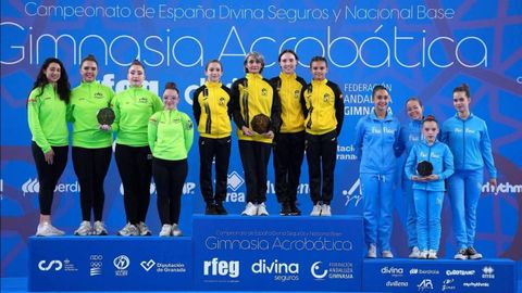 Las representantes del equipo sénior y su entrenadora Isaura Hermida, en lo alto de podio de Granada