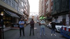 Jorge Vares, Jorge Rilo, Adri�n Montes e Iv�n Guint�n son hosteleros en la calle San Juan. Volver�n al trabajo el viernes, pero piden que se agilice el proceso para recibir las ayudas prometidas, tanto de la Xunta como del Ayuntamiento