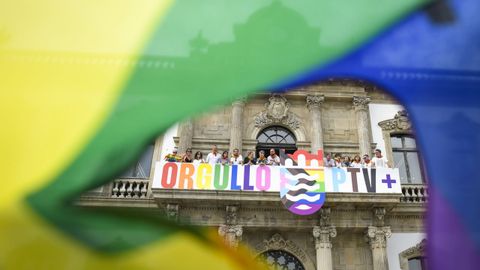Enseña del Orgullo PTV+ en el balcón del Concello de Pontevedra