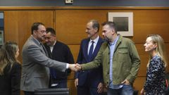 El presidente del Principado de Asturias, Adrin Barbn (i), saluda al secretario general de CCOO Asturias, Jos Manuel Zapico (2d), durante la primera reunin de negociacin de un nuevo acuerdo de concertacin social con la patronal y los sindicatos