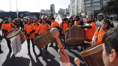 Un grupo de ganaderos de Viana do Bolo se armaron de bombo, eixada, gadaa y puas para animar las demandas.