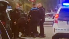 Un detenido intenta huir del coche patrulla rompiendo una de las ventanillas
