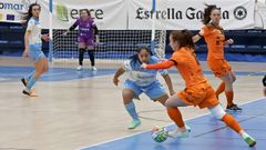 La jugadora del Mar�n Caf� disputa un bal�n en un partido reciente contra el Burela en A Ra�a