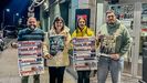 Miembros de la comisin, con el cartel de las fiestas. 