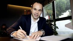 Iniesta firma su renovaci�n con el Bar�a