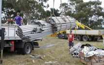 Acondicionamiento, ayer, de un terreno anexo al campo de f�tbol malpic�n, para el Nordestazo. 