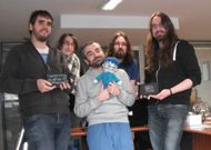 El equipo que dise�� el juego, con el mu�eco Keko, el protagonista del juego infantil