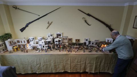 belen.Emilio trabajando en uno de los tres belenes que tiene en su casa