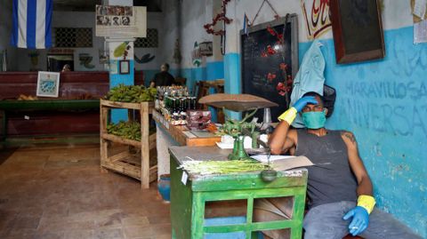 Un hombre espera clientes en un agromercado en La Habana
