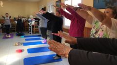 Clase de gimnasia grabada. Durante el confinamiento, las alumnas reciben la grabacin y repiten los ejercicios en casa