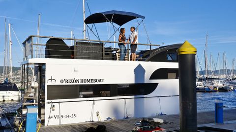 As� es O Riz�n Homeboat en el puerto depotivo de Moa�a