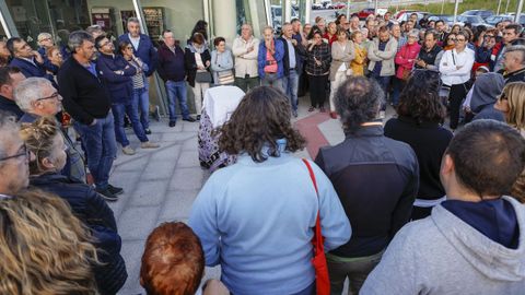 Asistentes a la reunión en A Gudiña para crear una plataforma contra la decisión de Renfe de suprimir paradas del tren en la estación Porta de Galicia.