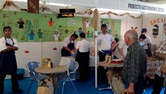 Personas con discapacidad atend�an un puesto de gastronom�a social