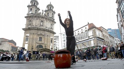 Nin unha mais. Performance de Ana Gesto en la Praza da Peregrina contra la violencia de g�nero