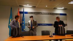 Borja S�nchez, consejero de Ciencia; Fernando Rubiera, director de la C�tedra para el an�lisis de la innovaci�n en Asturias; y el subdirector de la misma, Esteban Fern�ndez