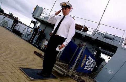 Los oficiales de la Royal Navy pasaron en el 2001 por una esterilla a causa de la fiebre aftosa. 