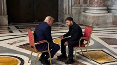 Donald Trump y Volodmir Zelenski, durante su entrevista en el Vaticano