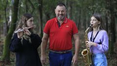 Manolo Rodr�guez, con sus hijas, Luc�a y Mar�a, que tocan la flauta travesera y el saxo en la banda.