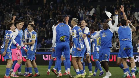 Los jugadores del D�por celebraron con su hinchada la victoria de hace diez d�as 