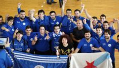 Kito -con camiseta negra- sostiene que el Rasu debe dar el salto, y con los protagonistas del ascenso. 