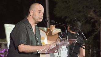 Fotografia de archivo, tomada en Menorca, el 05/08/2023, del escritor mallorqu�n Sebasti� Alzamora que ha ganado el Premio Nacional de Poes�a 2026