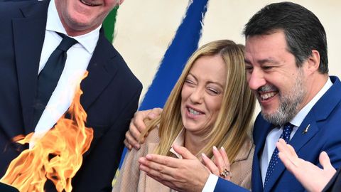 La primera ministra Giorgia Meloni, con su vicepresidente, el tambi�n ultra Matteo Salvini