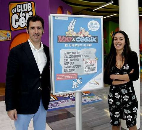 Abraham Cano y Sandra Fern�ndez con el nuevo cartel infantil de As Cancelas.