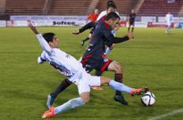Jimmy intenta recuperar un bal�n en el partido de la primera vuelta, en San L�zaro. 
