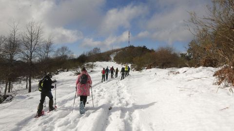Un grupo de aficionados a la monta�a, este 28 de diciembre en la ruta entre el alto do Couto y el Pico das �guias