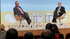 El exembajador de Espa�a en Estados Unidos y exdirector del CNI, Jorge Dezcallar, junto al polit�logo Xos� Luis Barreiro en el acto del Feuga 