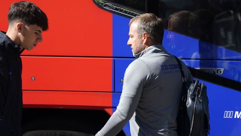El entrenador Hansi Flick a la llegada del autob�s del Barcelona al hotel de concentraci�n del equipo este jueves. Oviedo y Barcelona vuelven a medirse en un partido de la m�xima categor�a 24 a�os despu�s