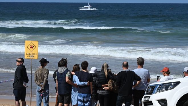 Familiares y amigos de la vctima, en la playa de Sdney donde se produjo el ataque