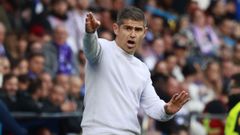 Antonio Hidalgo da instrucciones a sus jugadores durante el partido contra el M�laga