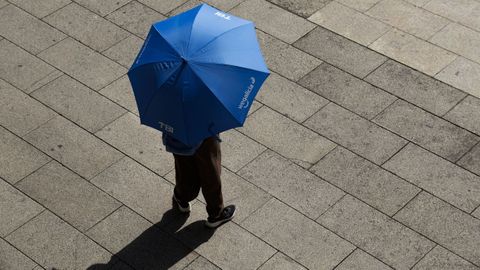 Un hombre se protege del sol en Lugo durante el episodio de altas temperatura de finales de mayo