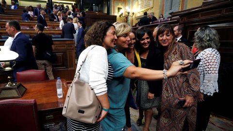 Varias diputadas se fotograf�an en su llegada al Congreso.