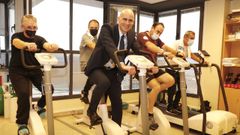 Jos� Flores, gerente del �rea sanitaria de Pontevedra, con varios pacientes de la unidad de rehabilitaci�n card�aca del CHOP