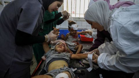 Un ni�o palestino es atendido por los servicios m�dicos gazat�es.